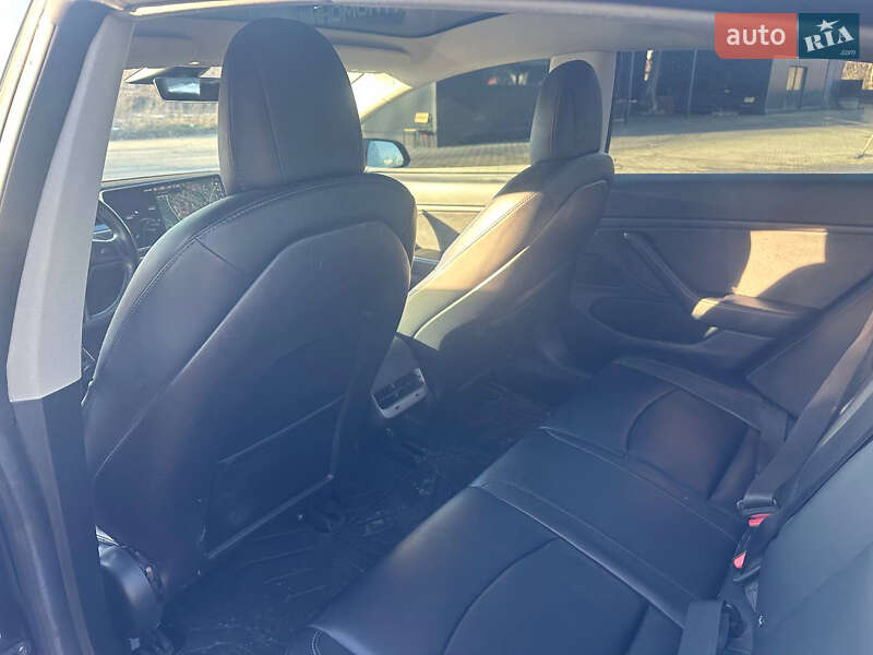Седан Tesla Model 3 2018 в Львове