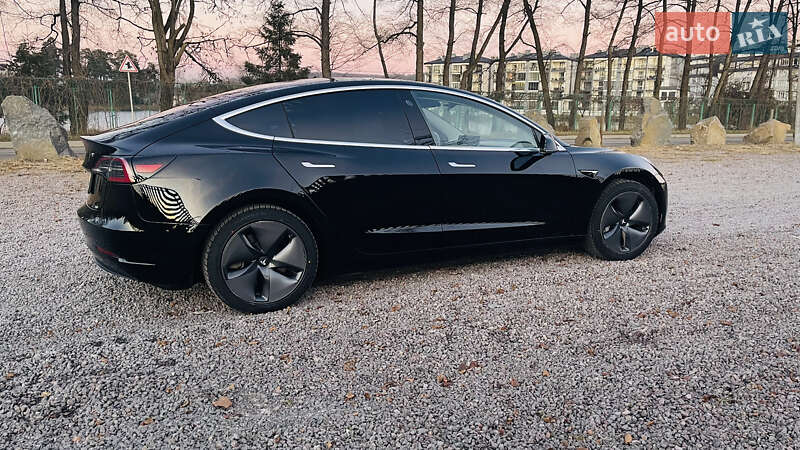 Седан Tesla Model 3 2018 в Львові