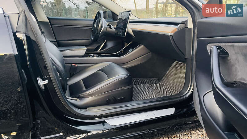 Седан Tesla Model 3 2018 в Львові