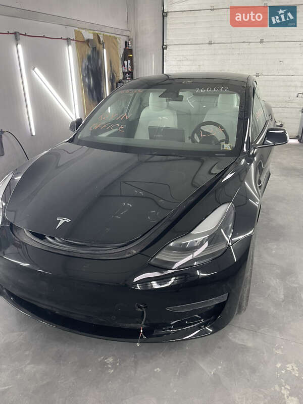Седан Tesla Model 3 2022 в Львове
