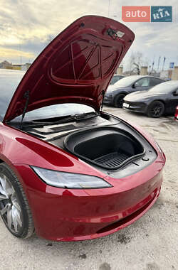 Седан Tesla Model 3 2024 в 