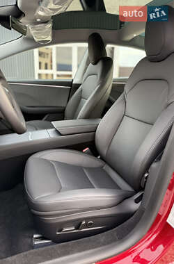 Седан Tesla Model 3 2024 в 