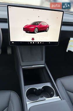 Седан Tesla Model 3 2024 в 