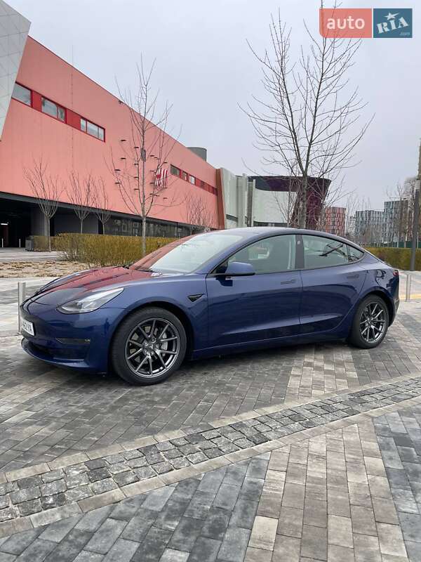 Седан Tesla Model 3 2021 в 