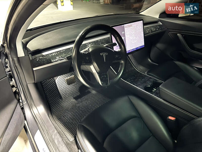 Седан Tesla Model 3 2018 в Чернівцях