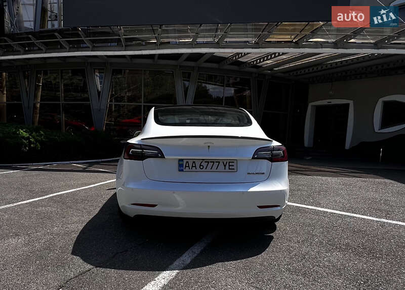 Седан Tesla Model 3 2021 в Киеве