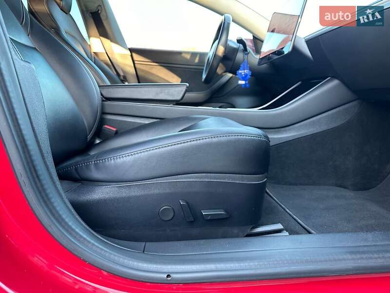 Седан Tesla Model 3 2018 в Шумську