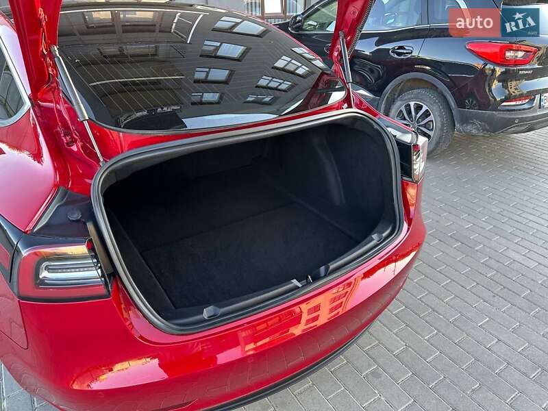Седан Tesla Model 3 2018 в Шумську