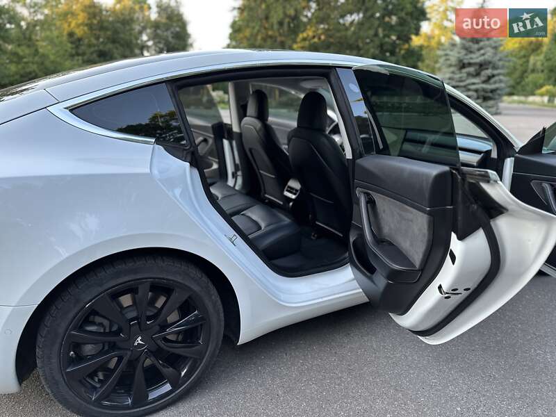 Седан Tesla Model 3 2019 в Миргороде