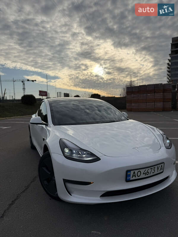 Седан Tesla Model 3 2023 в Ужгороде