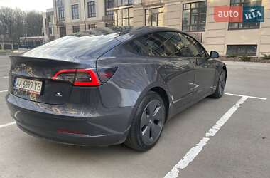 Седан Tesla Model 3 2022 в 