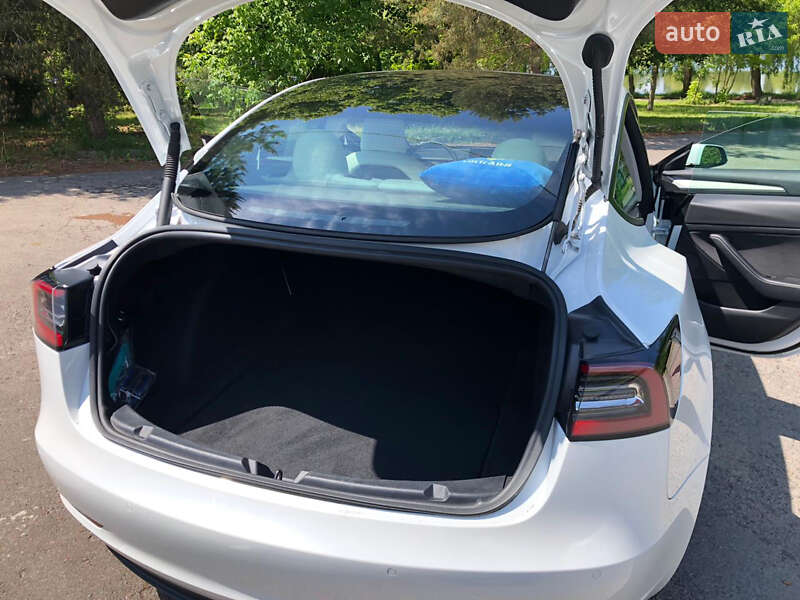 Седан Tesla Model 3 2021 в Рівному