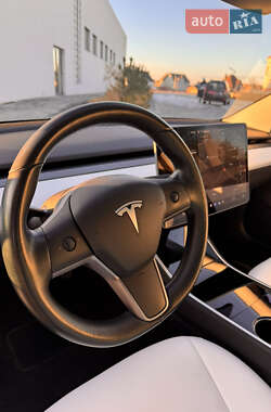 Седан Tesla Model 3 2019 в 