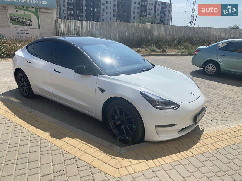 Седан Tesla Model 3 2022 в 