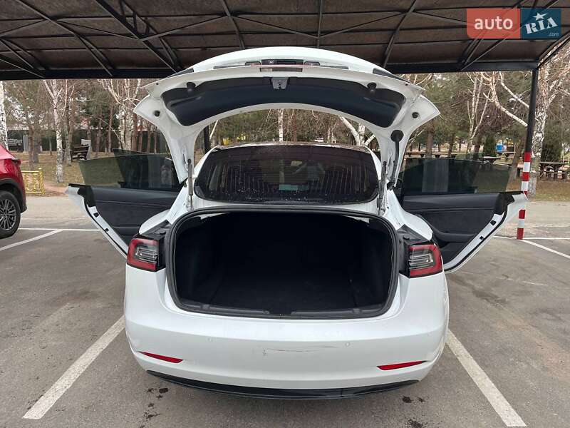 Седан Tesla Model 3 2018 в Киеве