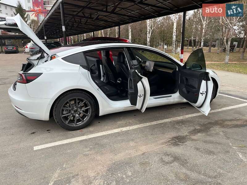 Седан Tesla Model 3 2018 в Киеве