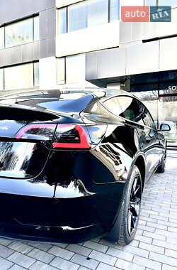 Седан Tesla Model 3 2022 в 