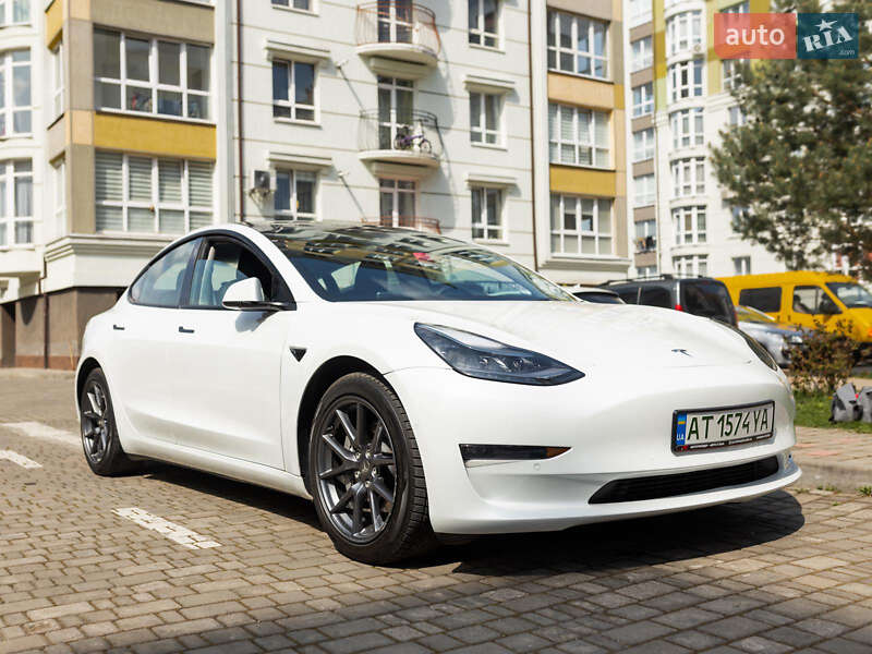 Седан Tesla Model 3 2021 в Криховцах