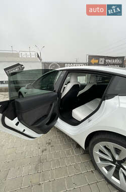 Седан Tesla Model 3 2022 в 