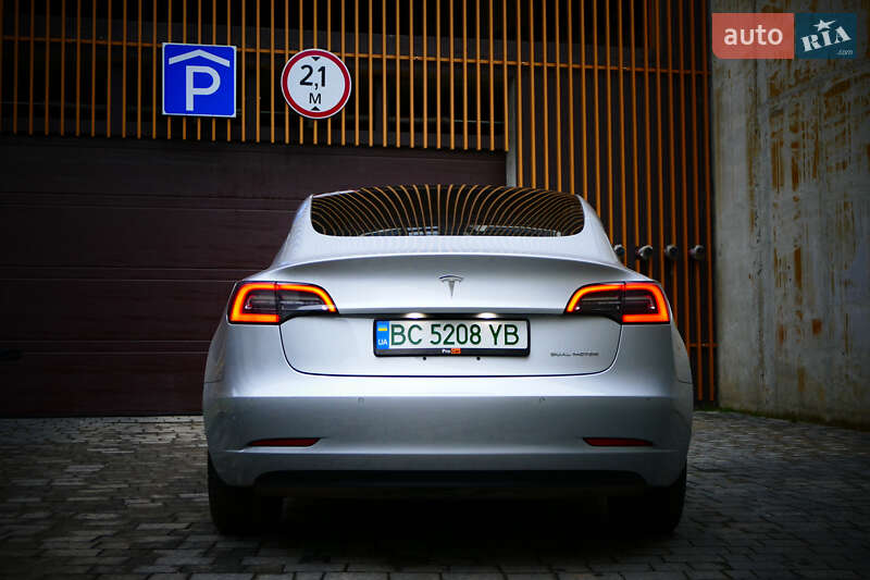 Седан Tesla Model 3 2018 в Львове