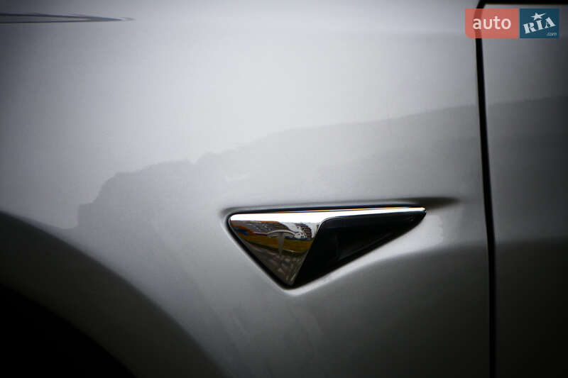 Седан Tesla Model 3 2018 в Львове
