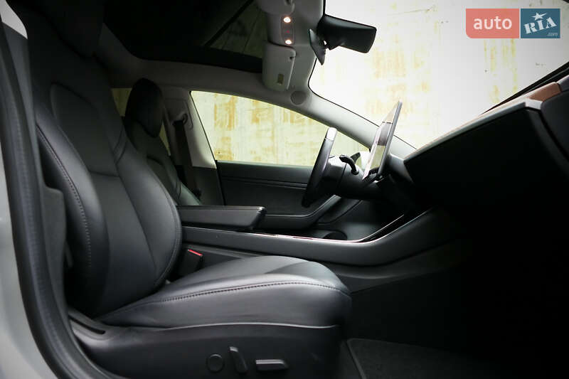 Седан Tesla Model 3 2018 в Львове
