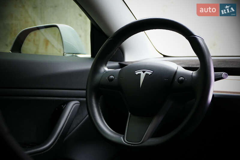 Седан Tesla Model 3 2018 в Львове