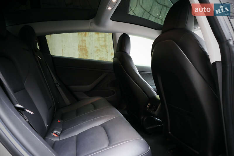 Седан Tesla Model 3 2018 в Львове