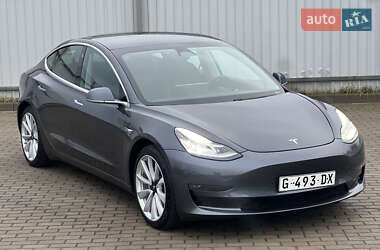 Седан Tesla Model 3 2019 в Дубні