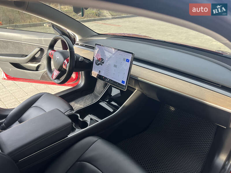 Седан Tesla Model 3 2018 в Львові