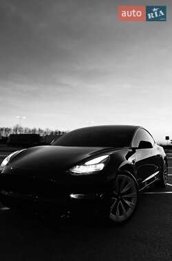 Седан Tesla Model 3 2022 в 