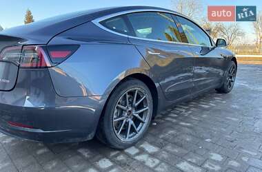 Седан Tesla Model 3 2019 в Дубні