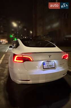 Седан Tesla Model 3 2022 в 