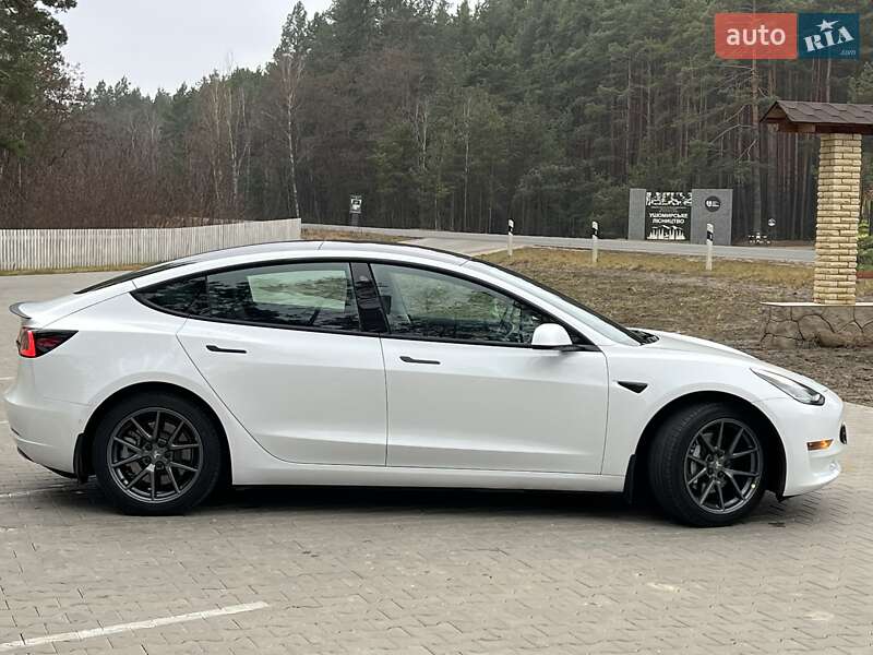Седан Tesla Model 3 2022 в Коростені