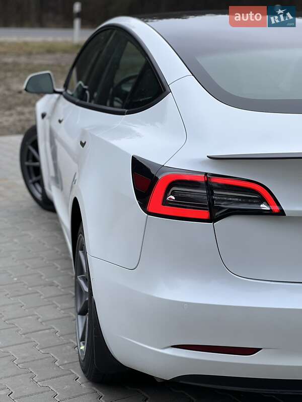 Седан Tesla Model 3 2022 в Коростені