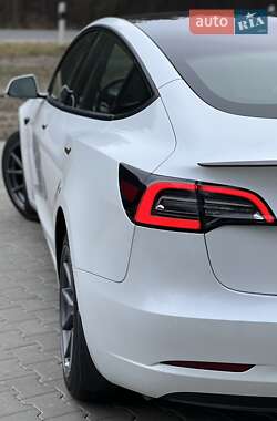 Седан Tesla Model 3 2022 в 