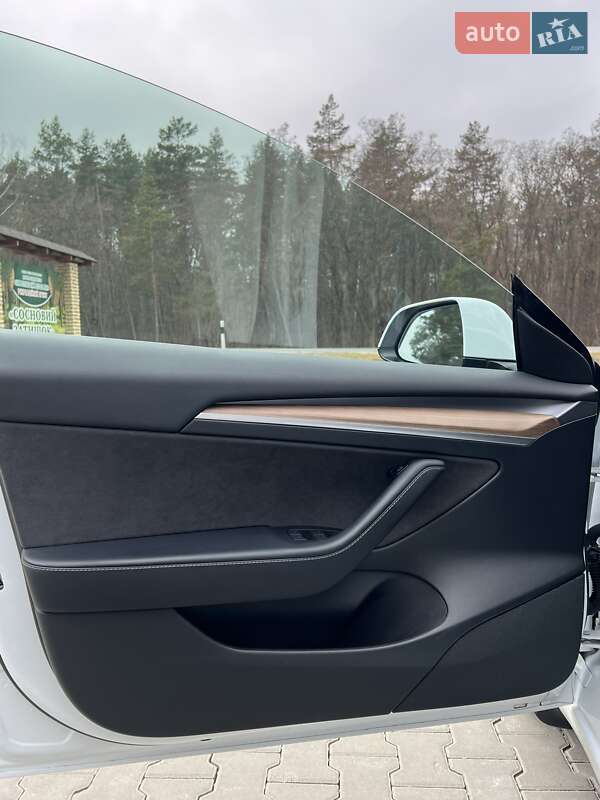 Седан Tesla Model 3 2022 в Коростені