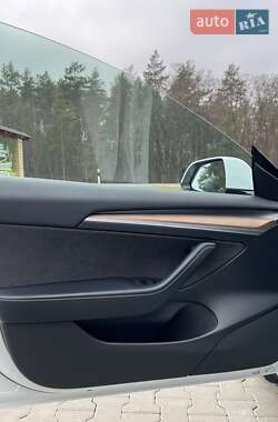 Седан Tesla Model 3 2022 в 