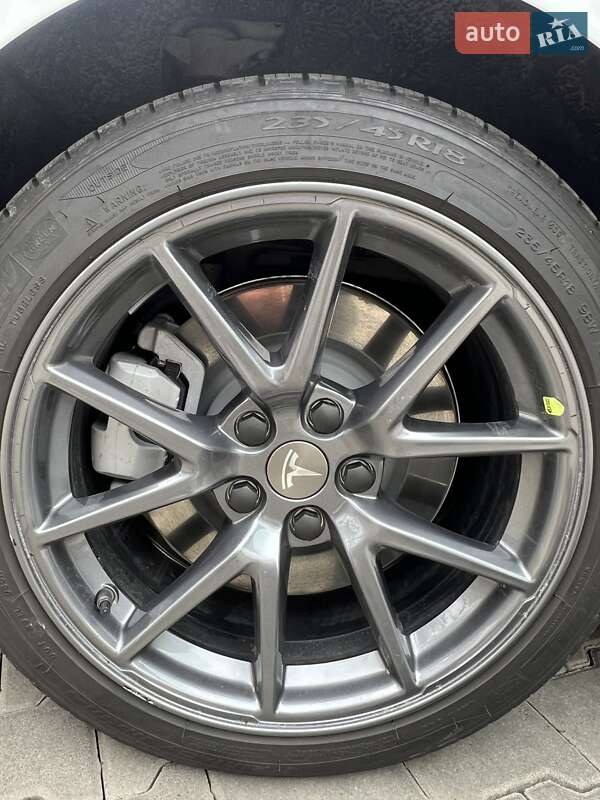 Седан Tesla Model 3 2022 в Коростені