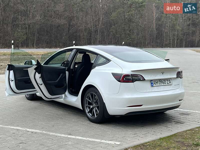 Седан Tesla Model 3 2022 в Коростені