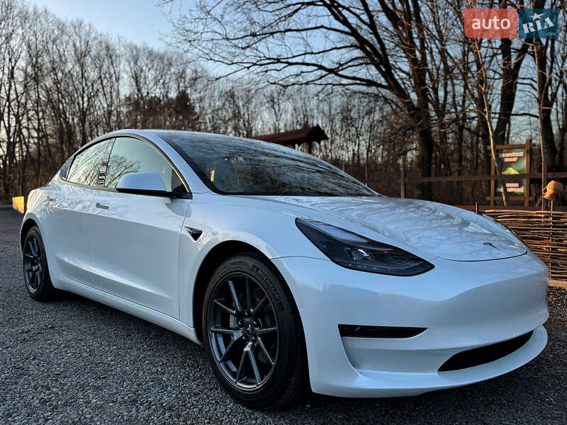 Седан Tesla Model 3 2021 в Калуше