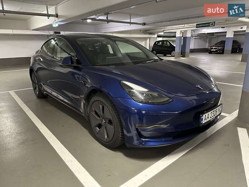Седан Tesla Model 3 2022 в 