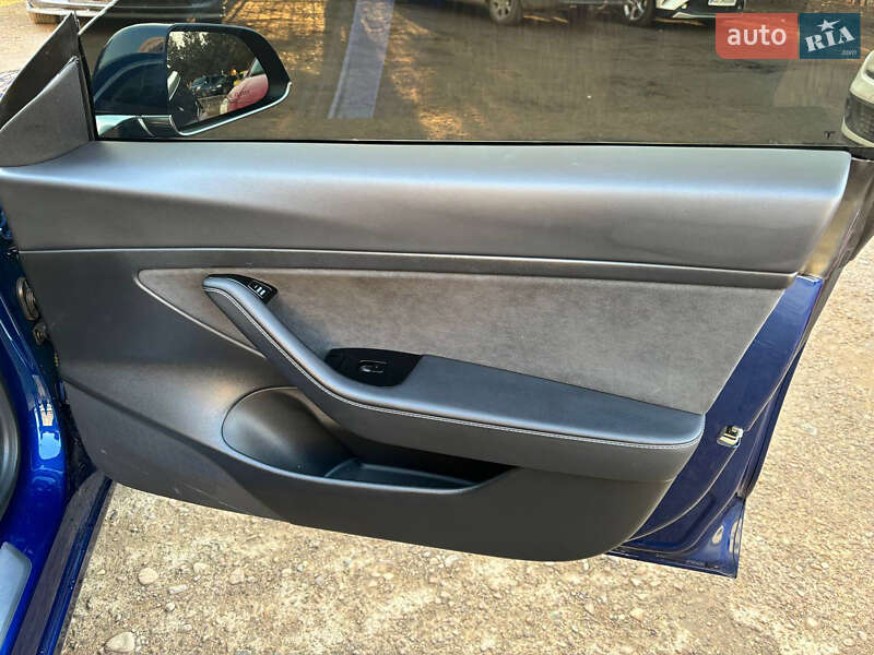 Седан Tesla Model 3 2020 в Чернівцях