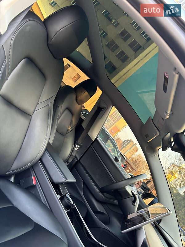 Седан Tesla Model 3 2020 в Чернівцях