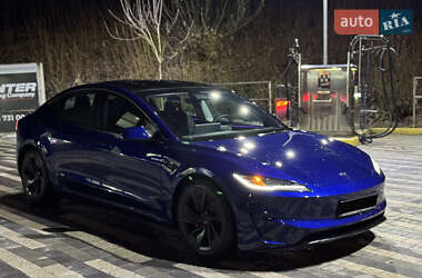 Седан Tesla Model 3 2024 в 