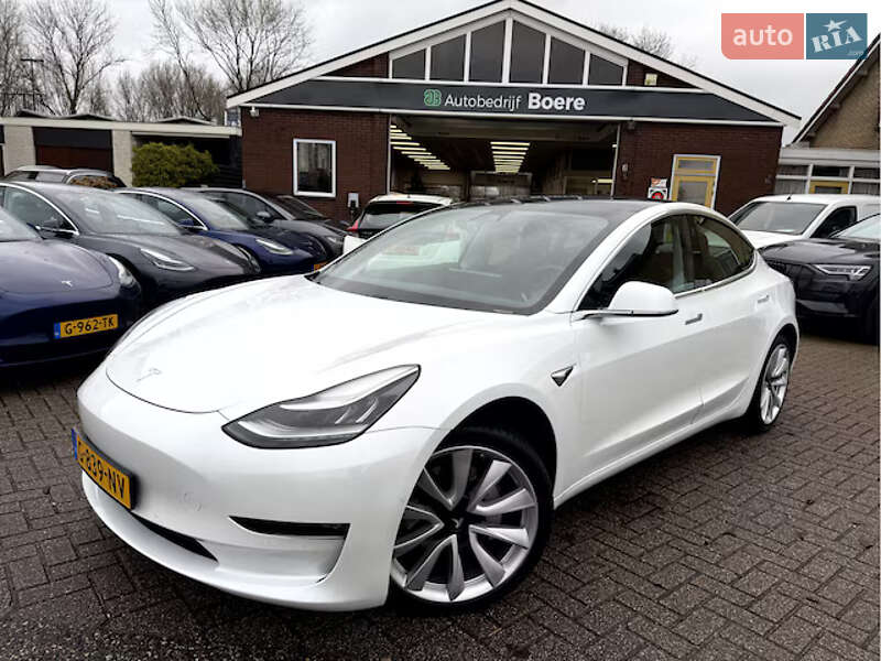 Седан Tesla Model 3 2019 в Дубні