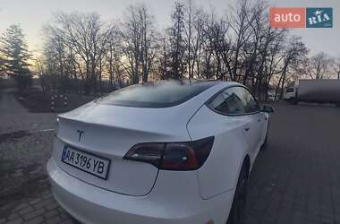 Седан Tesla Model 3 2022 в 