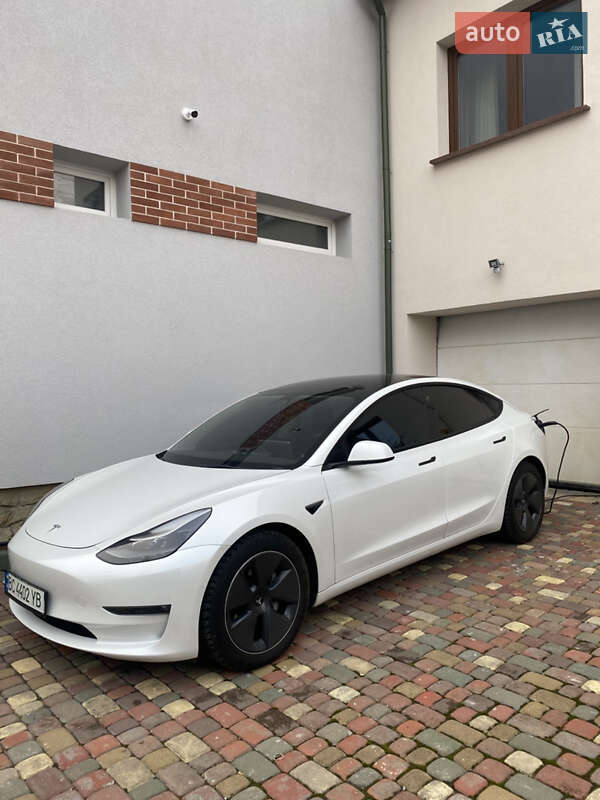 Седан Tesla Model 3 2022 в 