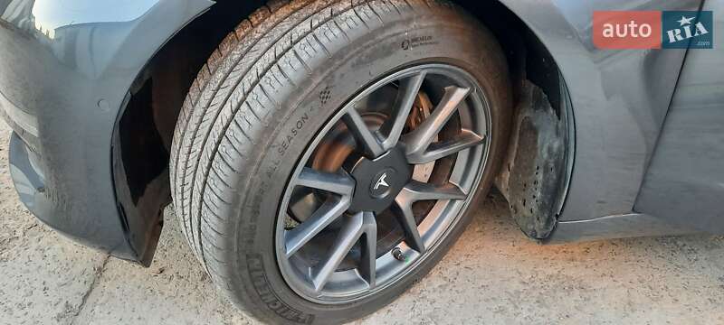 Седан Tesla Model 3 2020 в Ровно
