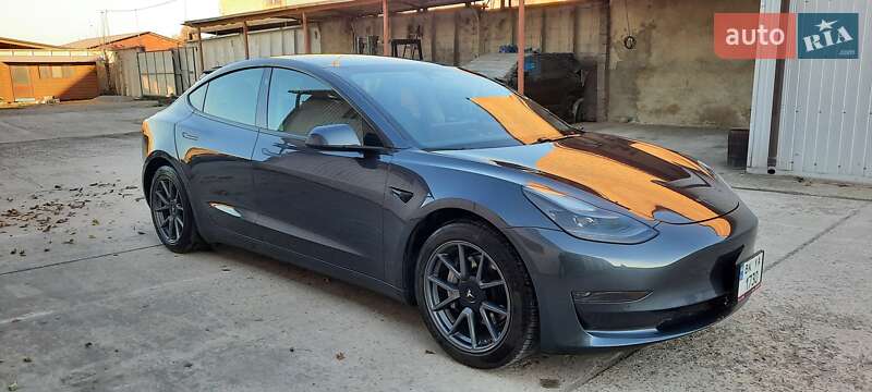Седан Tesla Model 3 2020 в Ровно